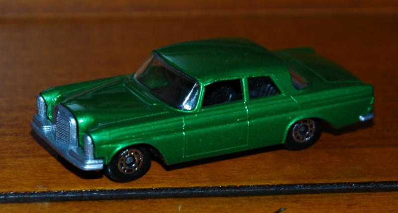 SF46_Mercedes 300 SE_green met.jpg