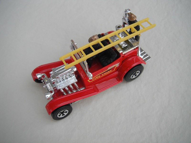 15. Red body/K50-53 Speedkings base/dark yellow ladder/'Fire Chief' labels/black firemen with gold helmets.