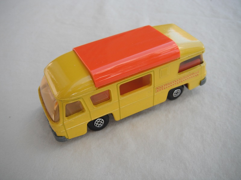 3. Yellow body/unpainted Speedkings base/spiro wheels/light amber front windows, clear rear/white &amp; red interior/dot labels/no chrome sink.