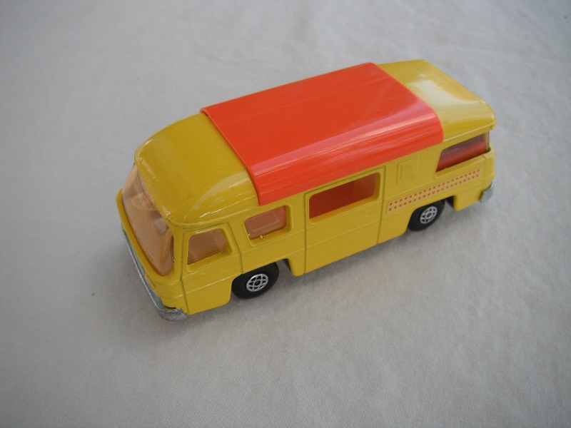 2. Yellow body/unpainted Speedkings base/spiro wheels/light amber front windows, clear rear/white &amp; red interior/dot labels/chrome sink.