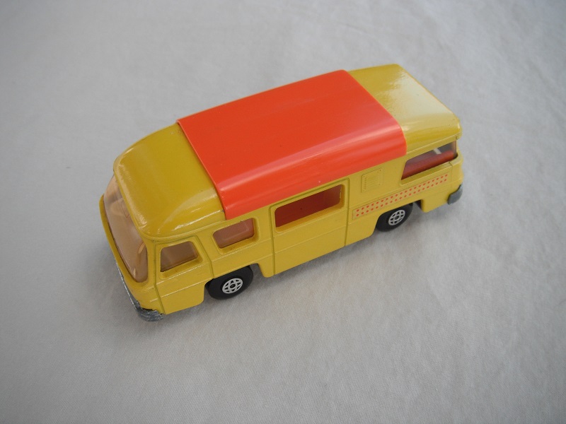 1. Yellow body/unpainted Speedkings base/spiro wheels/clear front &amp; rear windows/white &amp; red interior/dot labels/chrome sink.