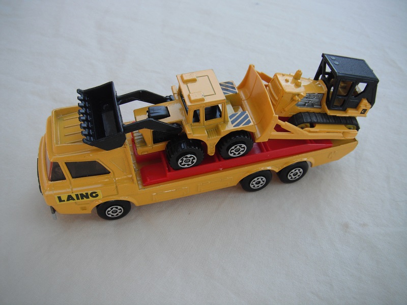 1. Yellow body/silver base/black interior/clear windshield/red loading ramp/&quot;Laing&quot; label on cab/MB29 &amp; MB64 in yellow &amp; black.