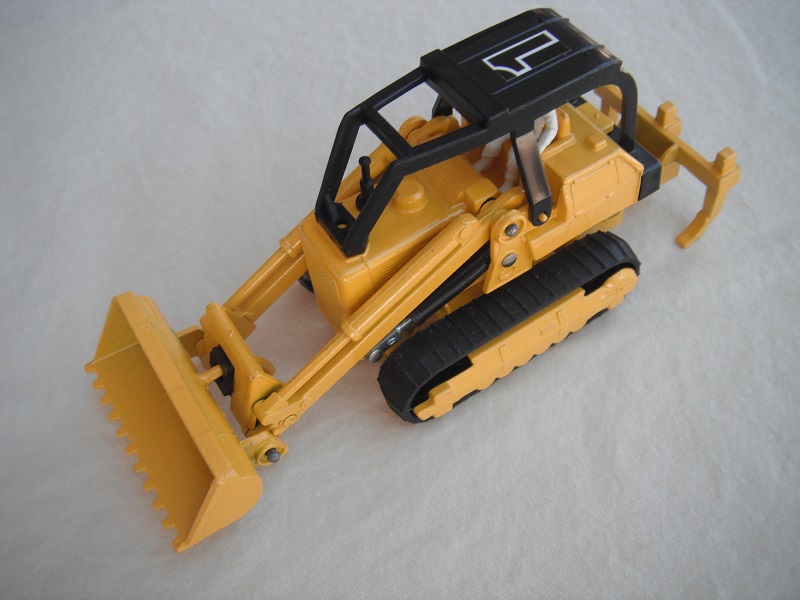 3. Yellow body/type 1/yellow England metal base/K42-2/blk canopy/yellow metal bucket &amp; ripper/&quot;1&quot; label on roof/white driver.