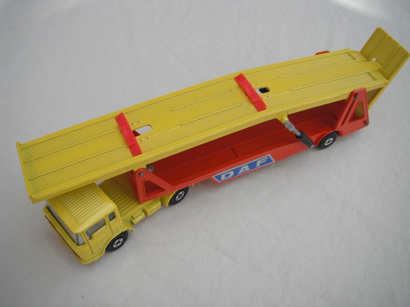 11. Yellow cab/dark red Superkings base &amp; grill/clear windows/4 spoke wheels/yel &amp; org trailer/type a/white axle cover f.aft/red whl chocks/DAF labels.