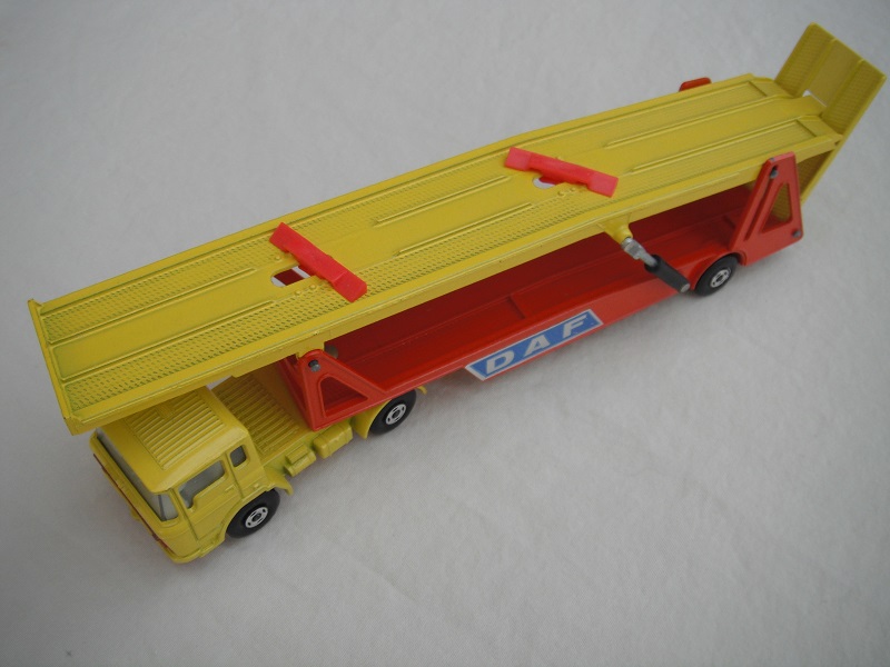 10. Yellow cab/dark red Superkings base &amp; grill/clear windows/4 spoke wheels/yel &amp; dk. org trailer/type a/white axle cover f.fwd/red whl chocks/DAF labels.