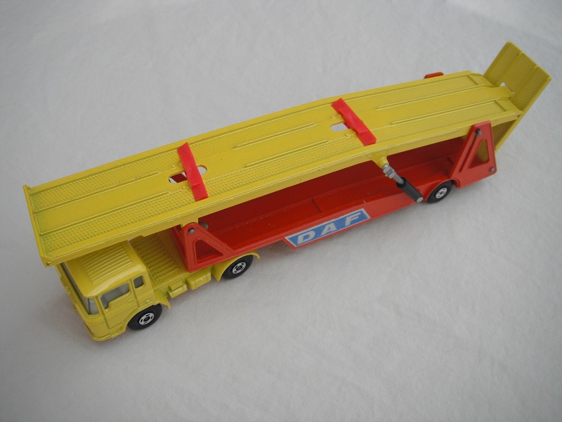 9. Yellow cab/dark red Superkings base &amp; grill/clear windows/4 spoke wheels/yel &amp; org trailer/type a/white axle cover f.fwd/red whl chocks/DAF labels.