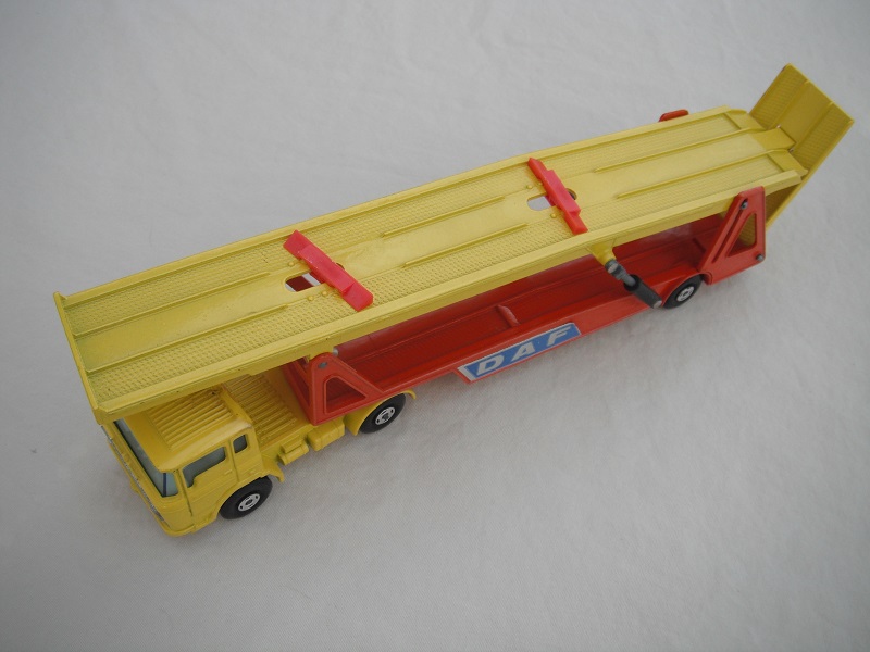 8. Yellow cab/unpainted Superkings base &amp; grill/lt.blue tinted windows/4 spoke wheels/yel &amp; org trailer/type a/white axle cover f.aft/red whl chocks/DAF labels (R).