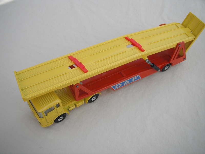 7. Yellow cab/unpainted Superkings base/silver grill/clear windows/4 spoke wheels/yel &amp; org trailer/type a/white axle cover f.fwd/red whl chocks/DAF labels (R).