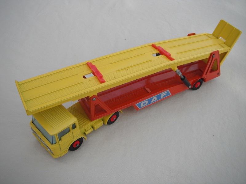 6. Yellow cab/unpainted Kingsize base/silver grill/lt.blue tinted windows/BPT with red hubs/yel &amp; org trailer/type a/red wheel chocks/DAF labels(R).