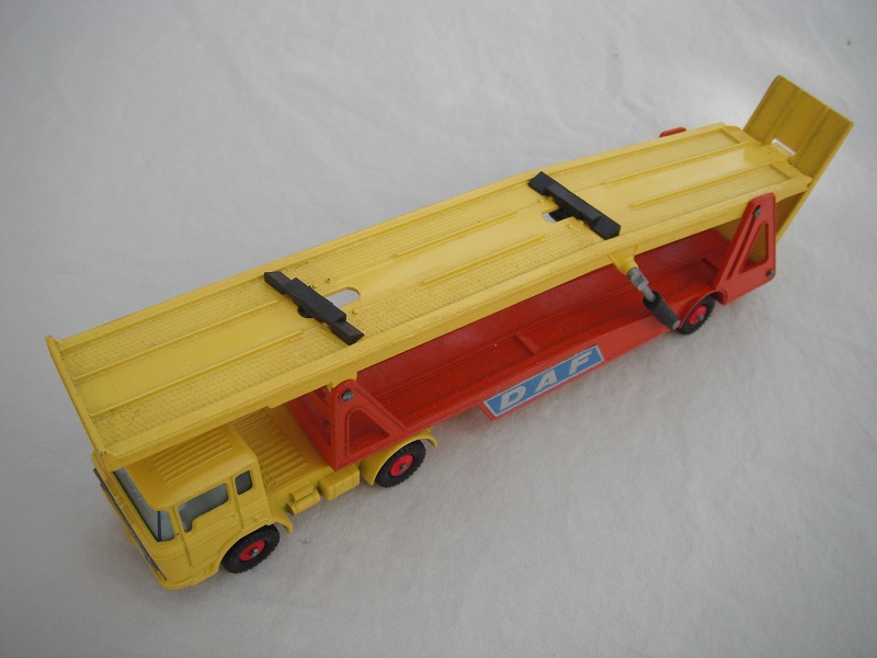 4. Yellow cab/unpainted Kingsize base/silver grill/lt. blue tinted windows/BPT with red hubs/yel &amp; dk.org trailer/type a/black wheel chocks/DAF labels.