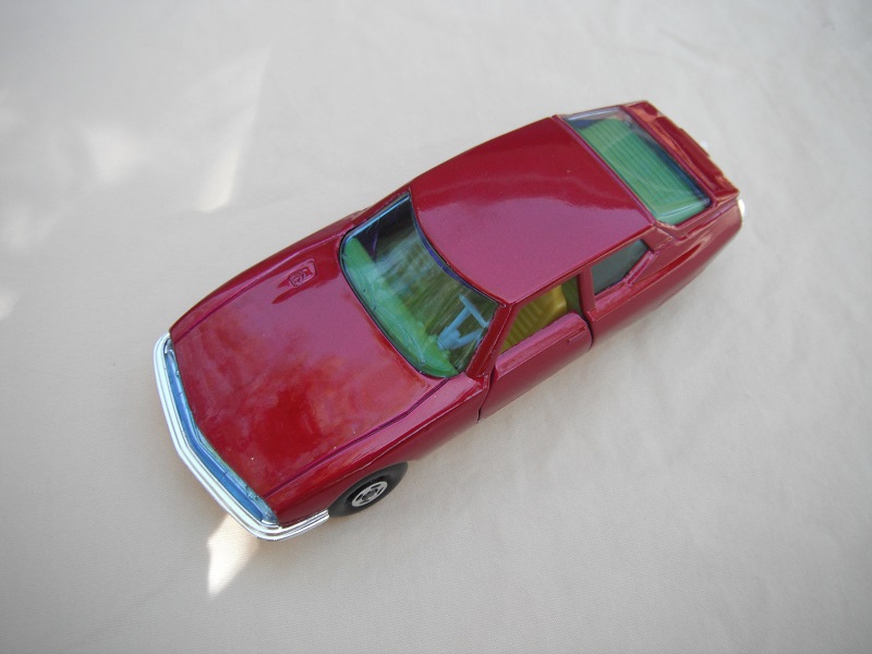 3. PP/Magenta body/silver painted base/no base lines or tow guide/green windows with lines on rear/yellow interior/tow hook.