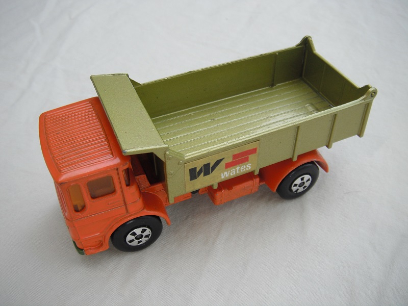 19. Lt.orange cab/lt.green tipper/met.green base/cast block/5 spk whls/blk xle cvr f.aft/amb wind/met green grill &amp; bumper/W.Wates label/out #1 tailgate.