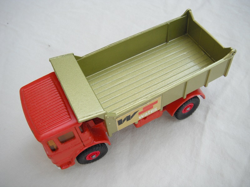 15. Orange cab/light green tipper/lt.met.green base/5 spk whls/blk xle cvr f.fwd/amb wind/lt.met green grill &amp; bumper/W.Wates label/in #4 tailgate.