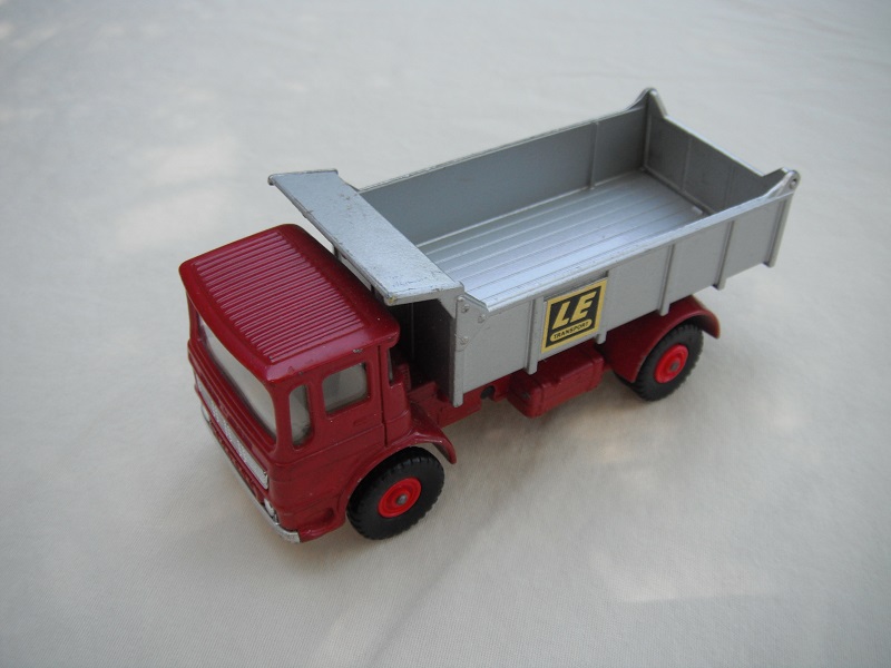 5. Red cab/silver tipper/silver base/black plastic tires/clear windows/silver grill &amp; bumper/LE label/in #5 tailgate.