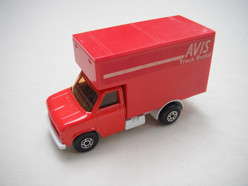 12. Red cab/wht base/smooth red cab roof/lt.amber windows/5 arch(f)5 crown(r) wheels/red axle cover/Avis labels.