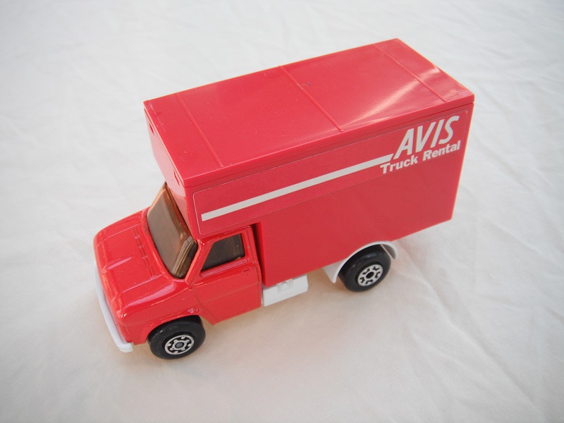 11. Red cab/wht base/red ribbed roof/lt.amber windows/Maltese cross (f) 5 crown (r) wheels/red axle cover/Avis labels.