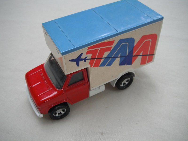 1. Red cab/white base/lt.blue roof/clear windows/5 spoke mag wheels/blk axle cover/TAA labels.