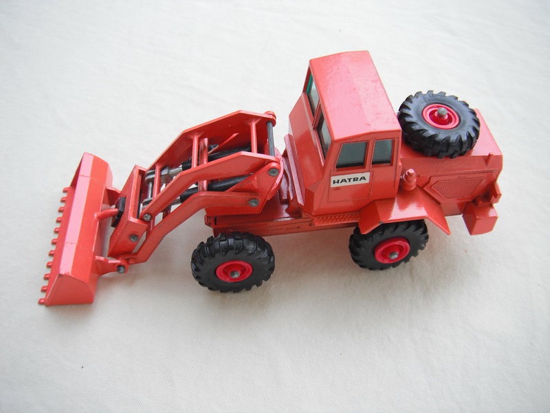 9. Dk.orange body/with blk pad/BPT/grn windows/closed TL/painted rivets/&quot;Hatra&quot; thick lettering decal/white background.