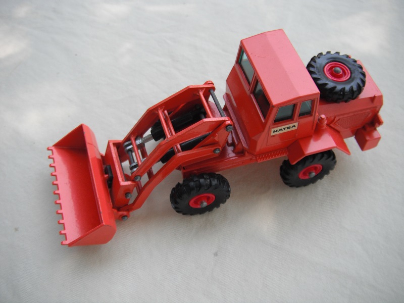 4. Dk.orange body/with blk pad/BPT/grn windows/closed tow loops/painted rivets/&quot;Hatra&quot; thick lettering decal with cream background.