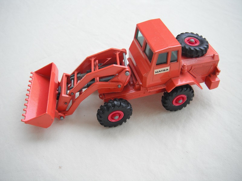 3. Lt.orange body/no blk pad/BPT/grn windows/open tow loops/painted rivets/&quot;Hatra&quot; thick lettering decal with cream background.