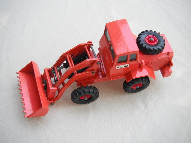 1. Dk.orange body/no blk pad/2 openings/BPT/grn windows/open tow loops/painted rivets/&quot;Hatra&quot; angled lettering decal/white background.