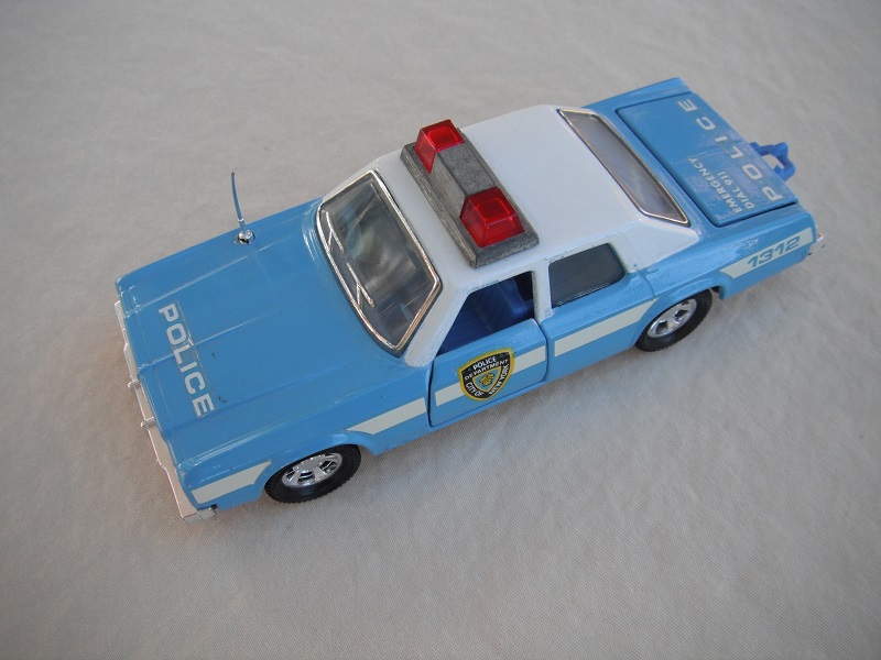 15. Lt. blue body/white roof &amp; sides/black England base/blue int/clear windows/silver trim/red dome lights/unpainted frame/NYC Police decals.