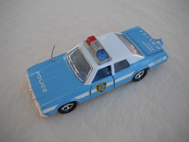 12. Lt. blue body/white roof &amp; sides/blk England base/lt.blu int/clear windows/sil trim/red &amp; blue dome lights/unpainted frame/NYC Polizei decals.