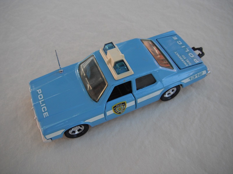 4. Lt. blue body &amp; roof/black England base/black interior/clear windows/no trim/blue dome lights/white frame/NYC Police decals.