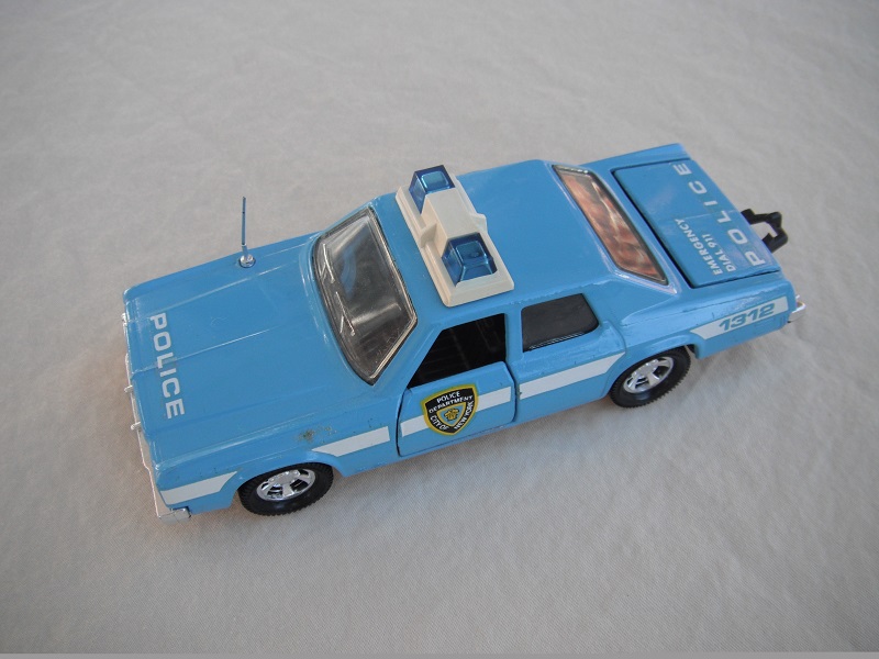 3. Lt. blue body &amp; roof/black England base/black interior/clear windows/no trim/dk.blue dome lights/white frame/NYC Police decals.