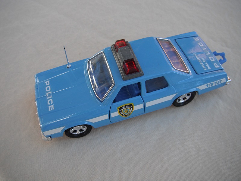 2. Lt. blue body &amp; roof/black England base/blue interior/clear windows/silver trim/dk.red dome lights/unpainted frame/NYC Police decals.