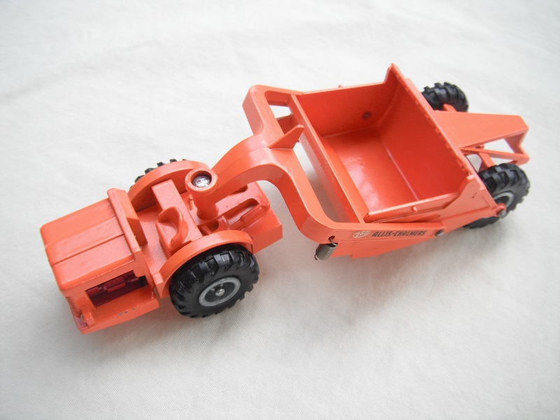 1. Light orange body/silver metal hubs/unpainted pivot boss/&quot;Allis-Chalmers 260&quot; decals.