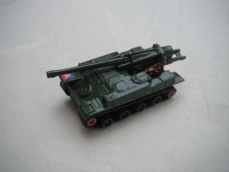 5. Gloss olive green body/matt blk base/dk.green rollers/smooth brown cog/dk.gold turret/cream gun elevator.
