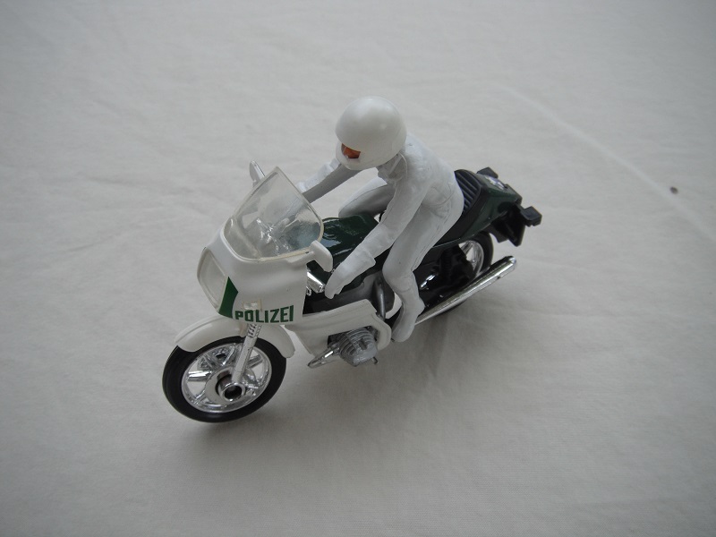 12. Green &amp; white MC/clear windshield/no saddle bags/driver in white/white boots &amp; gloves/white helmet/no visor/Polizei.