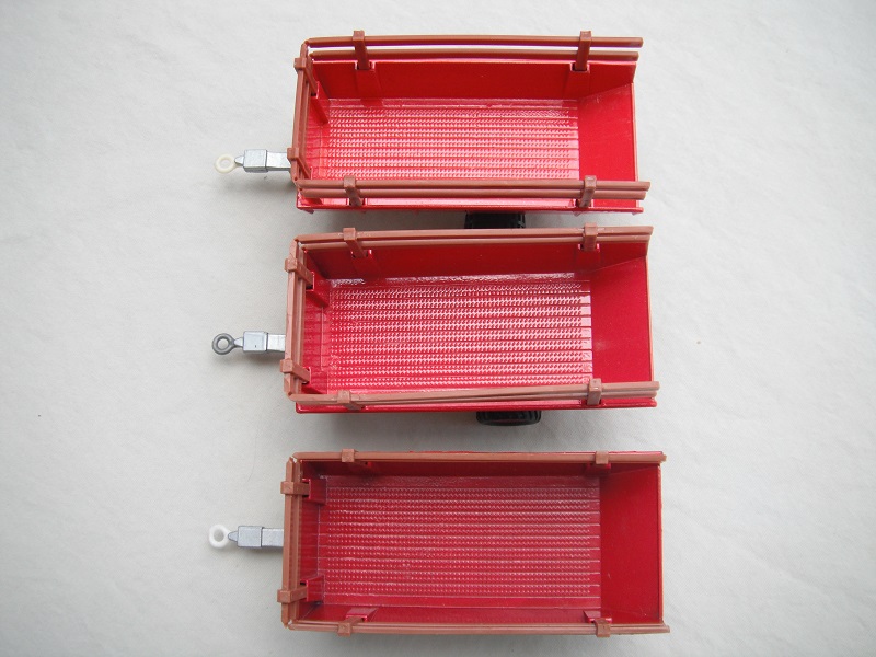 K35B Massey Ferguson Tractor & Trailer lt.red, red or dk.red trailers.jpg