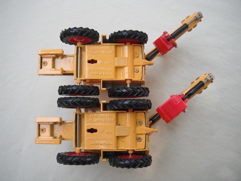 K174A  Digger Transporter red or dark red scoop.jpg