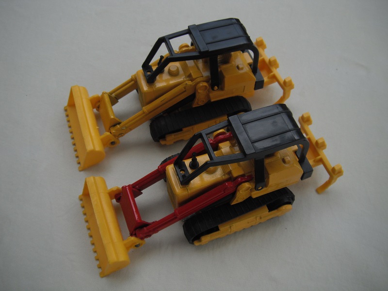 K117B Scania Bulldozer Transporter traxcavator with red or yellow arms.jpg