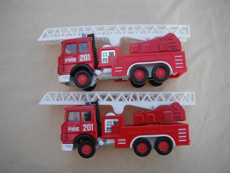 K132A Fire Tender blue or dk. blue dome lts China castings.jpg