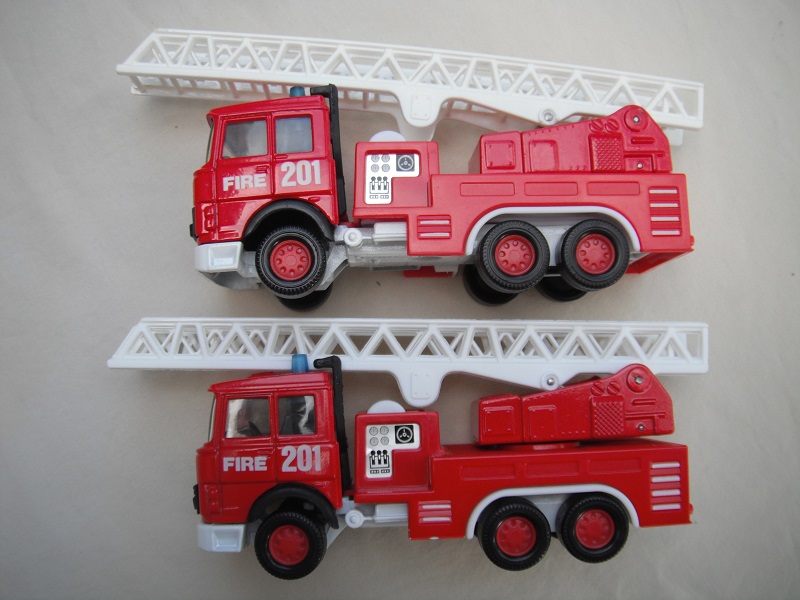K132A Fire Tender red or dk.red Macau pic#2.jpg