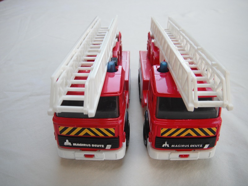 K132A Fire Tender red or dk.red Macau  pic#1.jpg