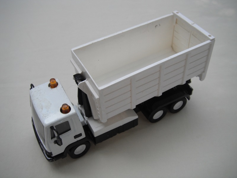 1. White cab/black chassis/white skip/white Macau base/white 8 dot disc wheels/clear windows/black interior/PP.