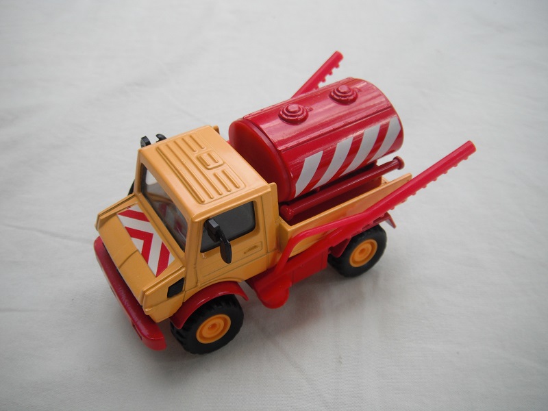 2. Dk.yellow body/red tank/red spreader arms/red China base/dk.yellow dish wheels/clr windows/blk interior/red&amp;white stripes.