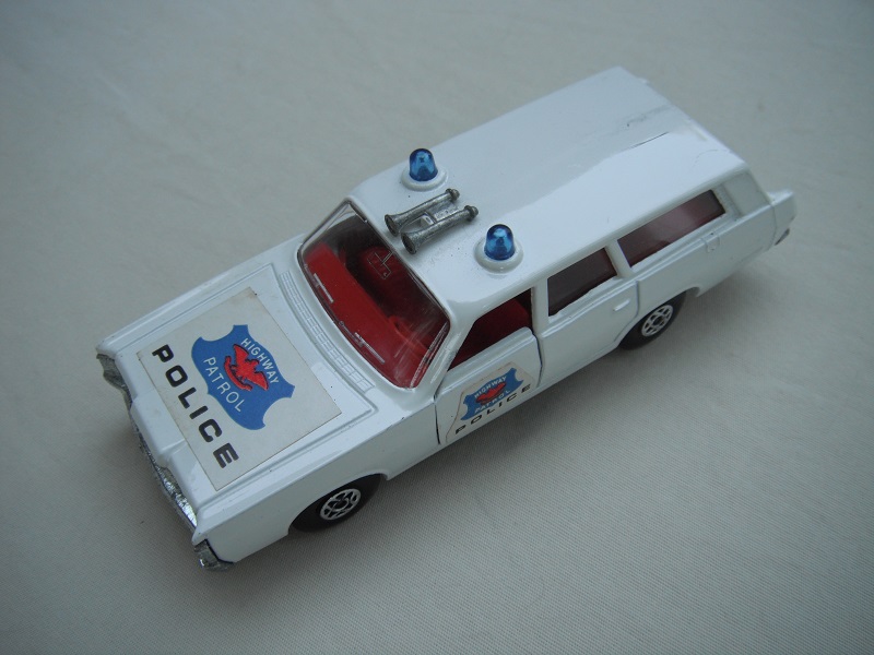 5. White body/silver base/spiro wheels/clear windows/red interior/dk.blue Police labels on hood &amp; sides.