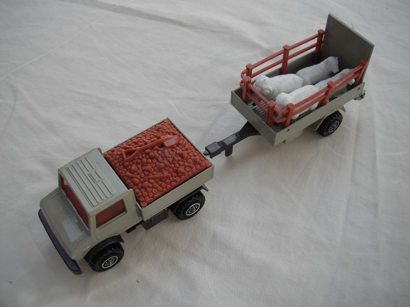 2. Lt.gray body/red grill/brown insert/dk.brn base/8 dot ringed whls/lt.amber windows/lt.gray trailer/dk.brn base #1/farm animals.