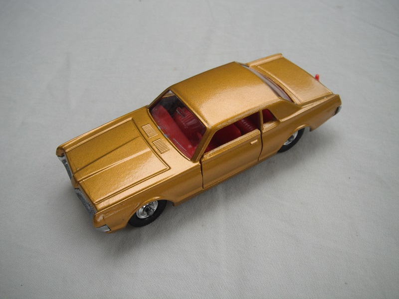 4. Dark gold metallic body/silver plated base/ red interior/with opening in front of tow guide.