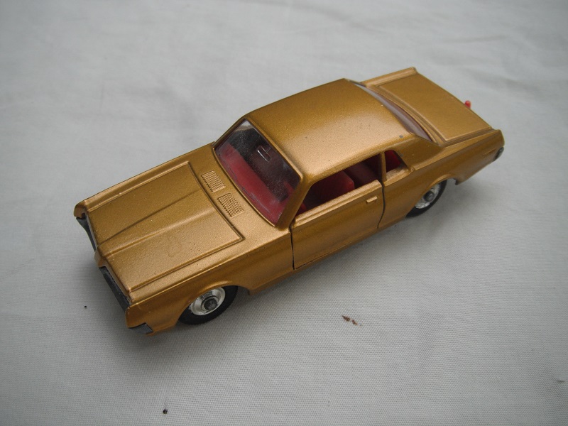 3. Metallic gold body/silver plated base/ red interior/with opening in front of tow guide.