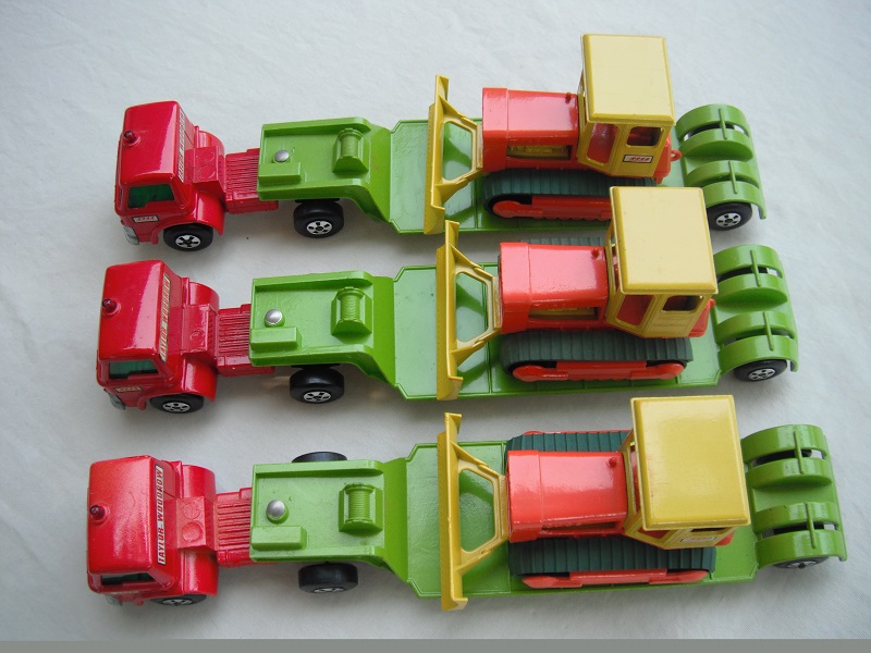 K17A Low loader with bulldozer red or dk red cabs with unpainted pivot.jpg