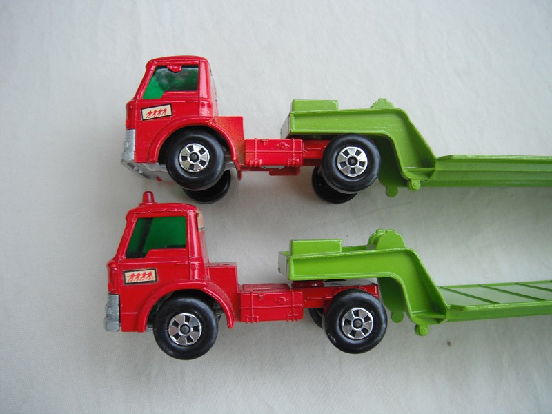 K17A Low loader with bulldozer red or dk red cabs with unpainted pivot decal variations.jpg