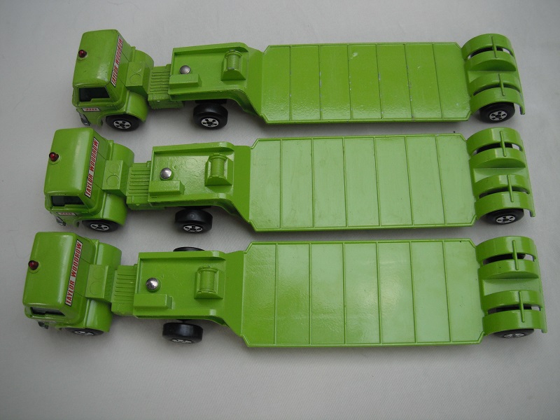 K17A Low loader with bulldozer all lime body pic#3.jpg