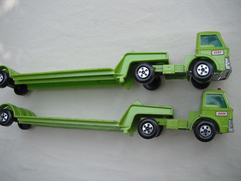 K17A Low loader with bulldozer all lime body decal vars. 4 men small or large pic#2.jpg