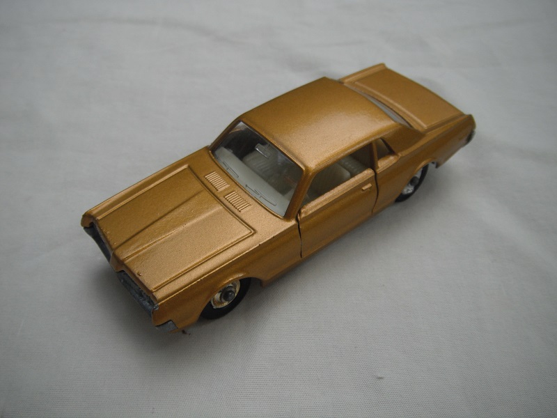 1. Metallic gold body/silver pleated base/ off white interior/no opening in front of tow guide.